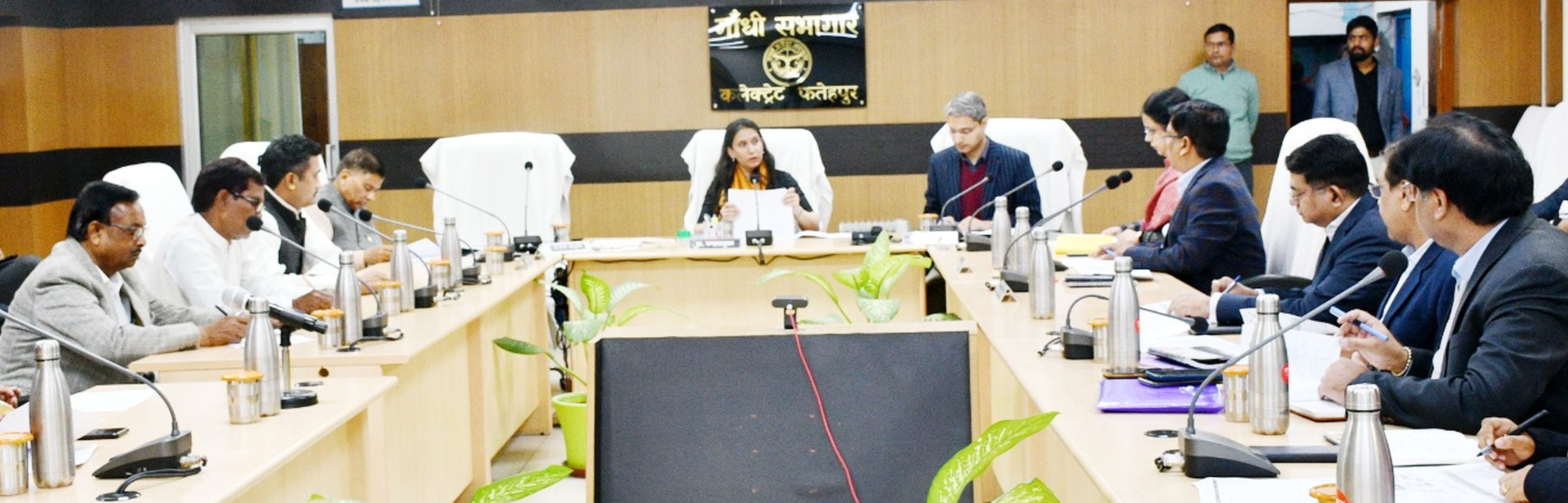 फोटो-25-कलेक्ट्रेट के गांधी सभागार में बैठे प्रयागराज मंडल की मंडलायुक्त व डीएम। स्रोत सूचना फोटो-25-कलेक्ट्रेट के गांधी सभागार में बैठे प्रयागराज मंडल की मंडलायुक्त व डीएम। स्रोत सूचना