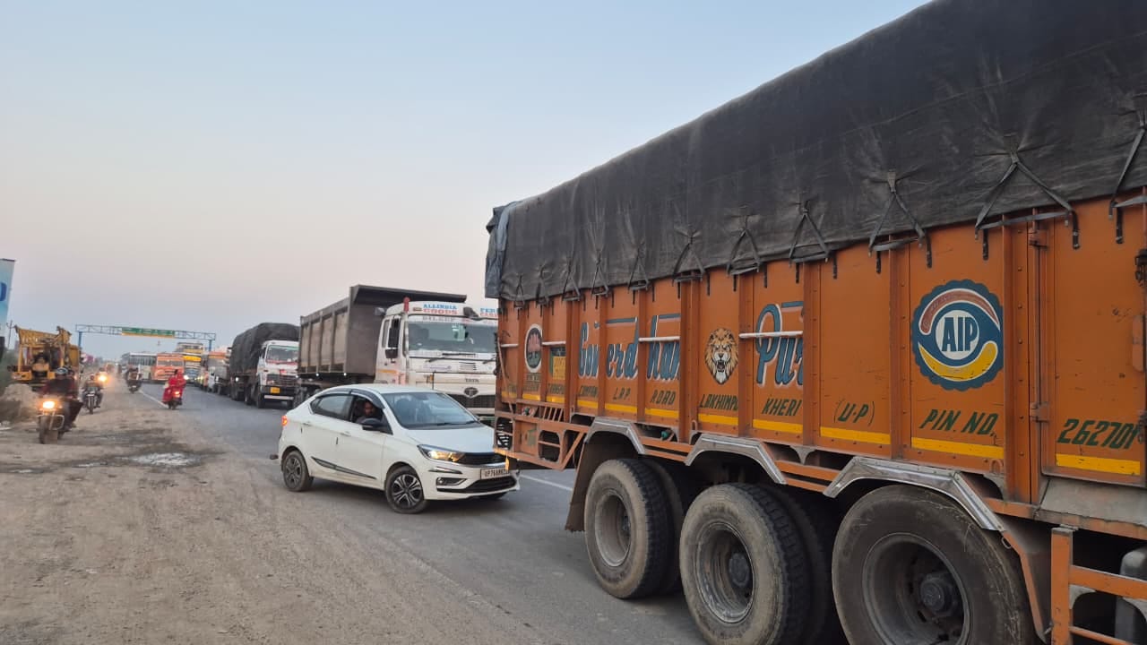 फोटो-28 इटावा-बरेली हाईवे पर मोहम्मदाबाद के रोहिला चौराहे के पास दुर्घटना के बाद खड़ी रोडवेज बस