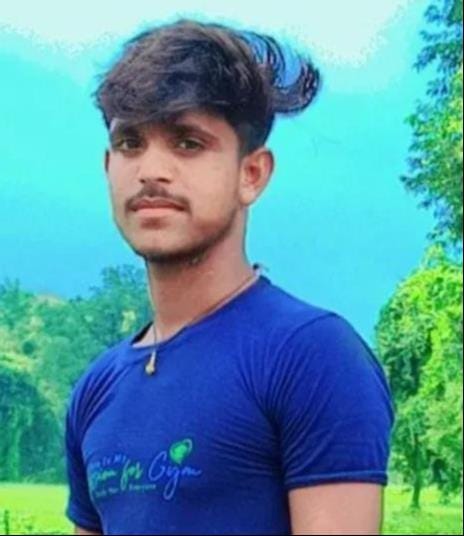 हादसे में जान गंवाने वाले अजीत कुमार और घटनास्थल पर उनकी बाइक।