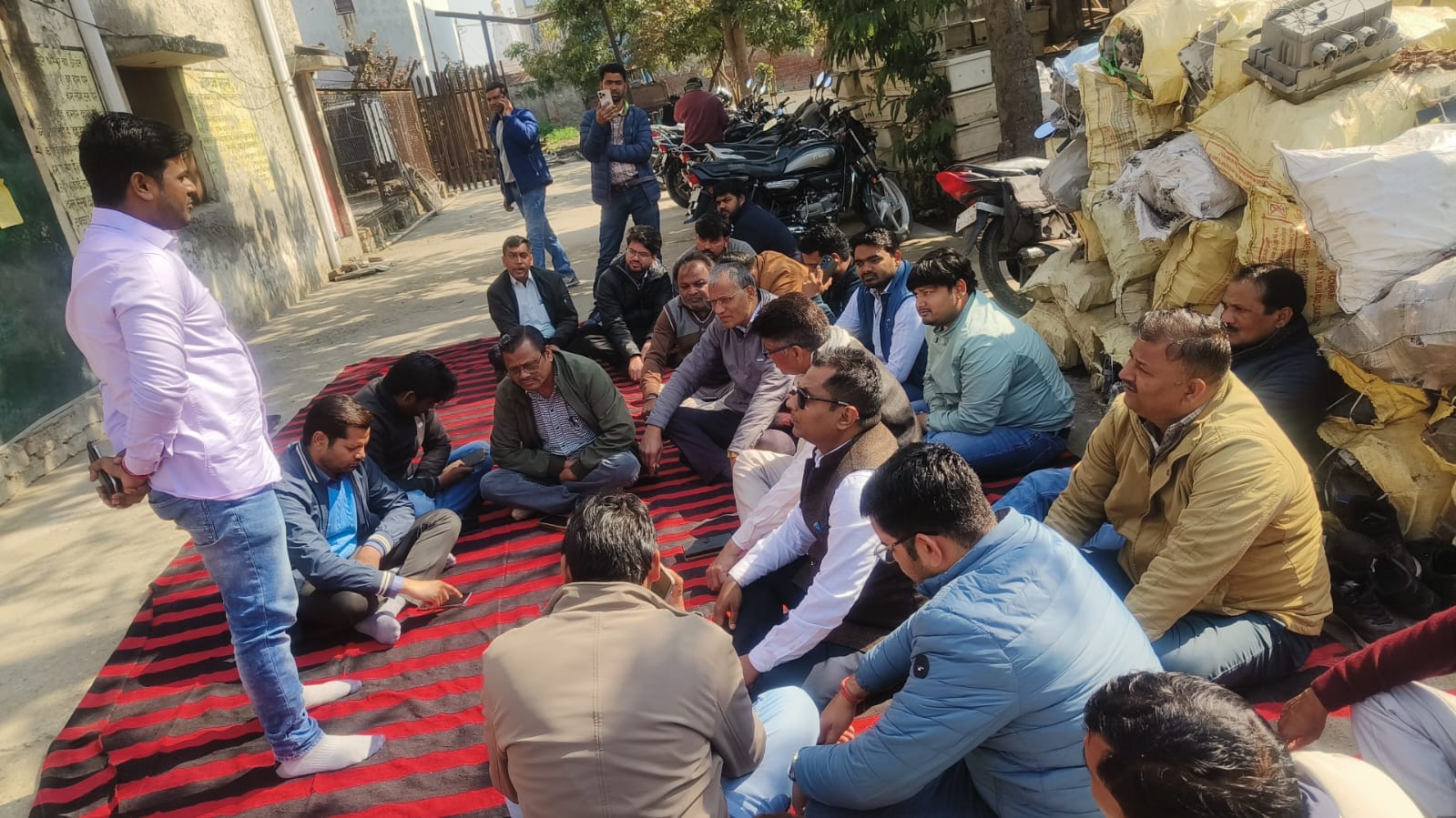 जेई व एसडीओ को निलंबित करने के विरोध में अधीक्षण अभियंता द्वितीय के कार्यालय पर धरना देते पीवीव जेई व एसडीओ को निलंबित करने के विरोध में अधीक्षण अभियंता द्वितीय के कार्यालय पर धरना देते पीवीव