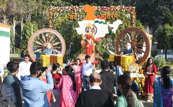 जनभवन में लगी प्रादेशिक फल, शाकभाजी एवं पुष्प प्रदर्शनी।