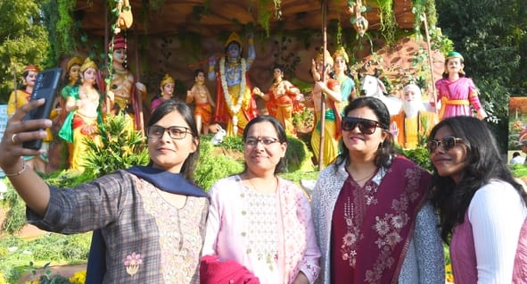 जनभवन में लगी प्रादेशिक फल, शाकभाजी एवं पुष्प प्रदर्शनी।