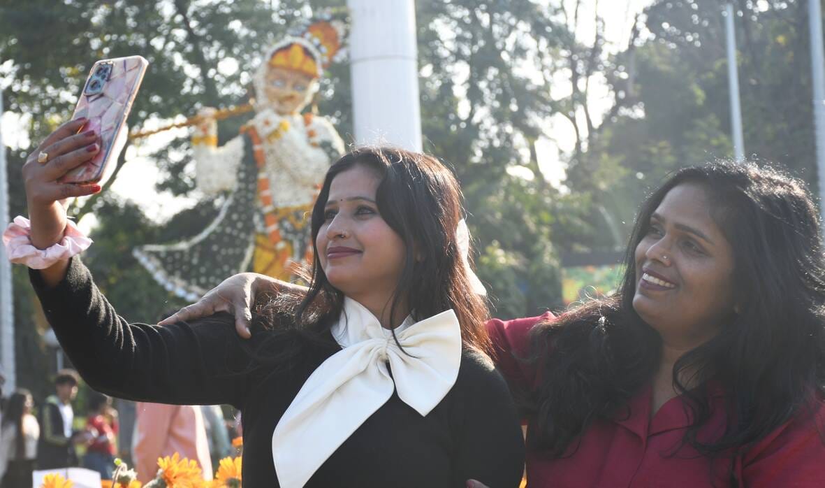 जनभवन में लगी प्रादेशिक फल, शाकभाजी एवं पुष्प प्रदर्शनी।