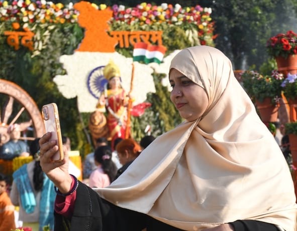 जनभवन में लगी प्रादेशिक फल, शाकभाजी एवं पुष्प प्रदर्शनी।