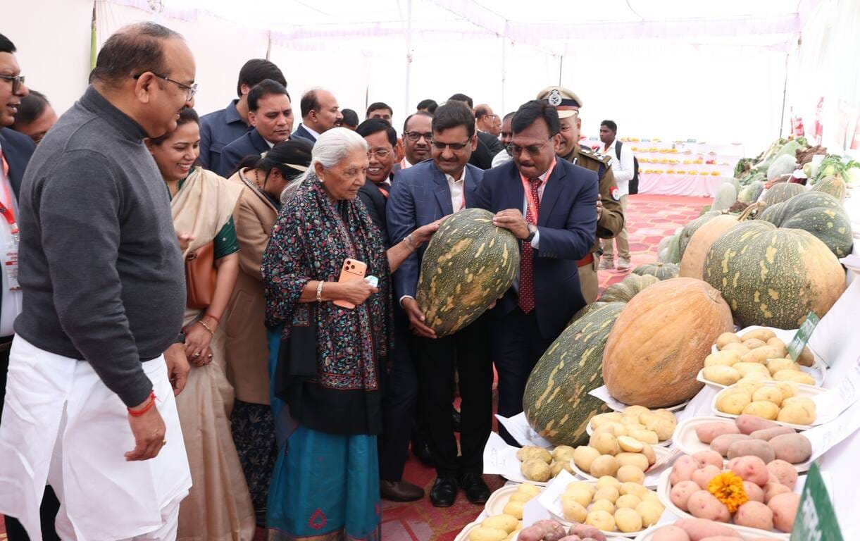 जनभवन में लगी प्रादेशिक फल, शाकभाजी एवं पुष्प प्रदर्शनी।