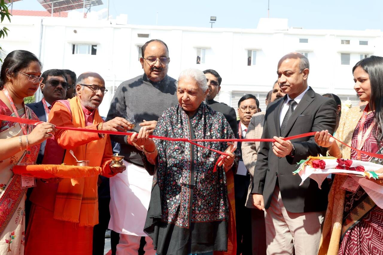 जनभवन में लगी प्रादेशिक फल, शाकभाजी एवं पुष्प प्रदर्शनी।