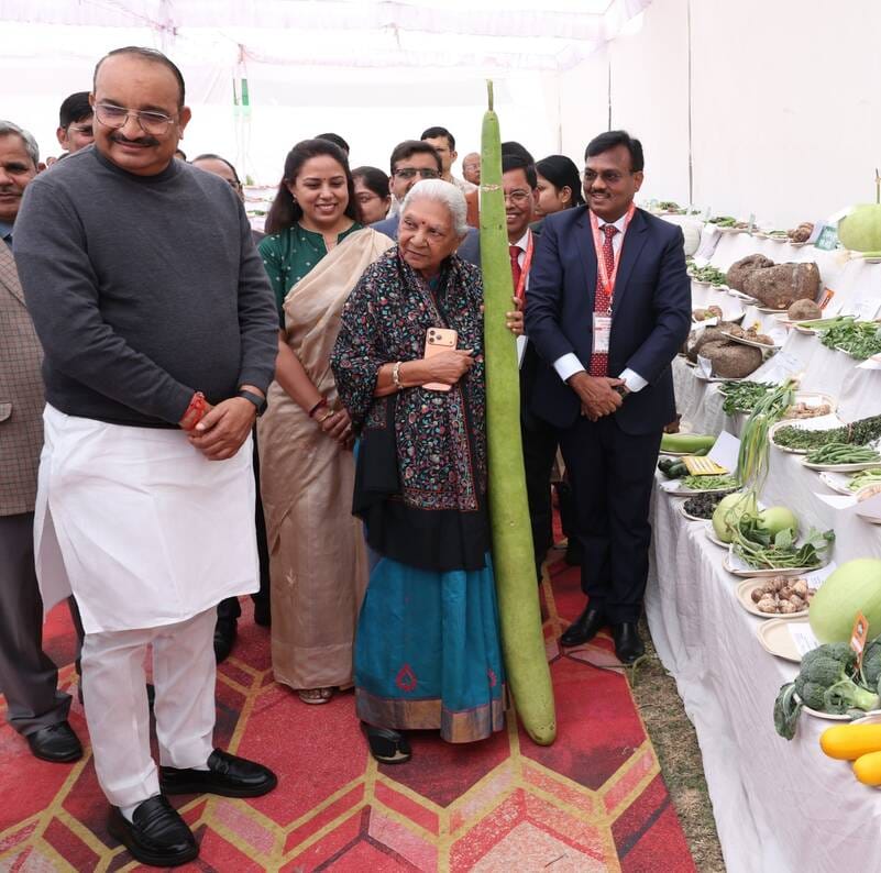 जनभवन में लगी प्रादेशिक फल, शाकभाजी एवं पुष्प प्रदर्शनी।