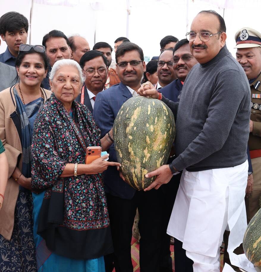 जनभवन में लगी प्रादेशिक फल, शाकभाजी एवं पुष्प प्रदर्शनी।