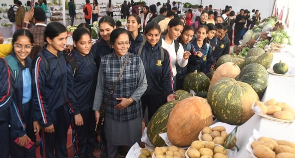 जनभवन में लगी प्रादेशिक फल, शाकभाजी एवं पुष्प प्रदर्शनी।