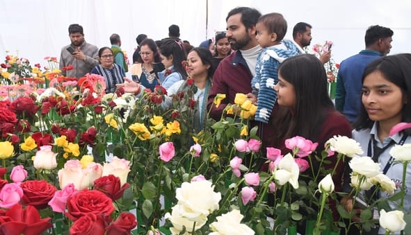 जनभवन में लगी प्रादेशिक फल, शाकभाजी एवं पुष्प प्रदर्शनी।