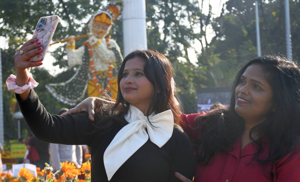 जनभवन में लगी प्रादेशिक फल, शाकभाजी एवं पुष्प प्रदर्शनी।