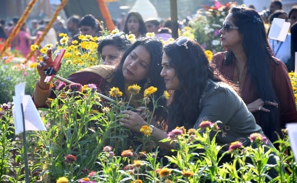 जनभवन में लगी प्रादेशिक फल, शाकभाजी एवं पुष्प प्रदर्शनी।