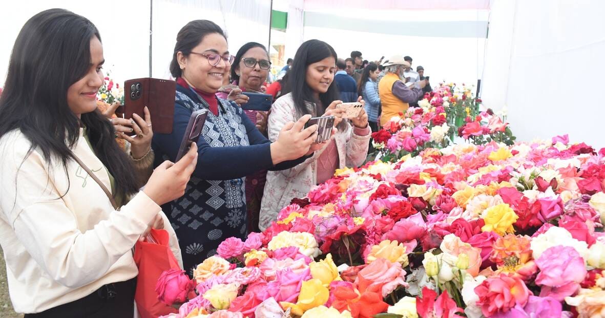 जनभवन में लगी प्रादेशिक फल, शाकभाजी एवं पुष्प प्रदर्शनी।