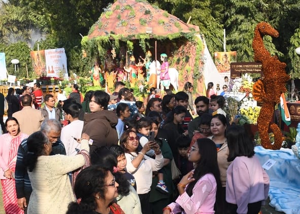 जनभवन में लगी प्रादेशिक फल, शाकभाजी एवं पुष्प प्रदर्शनी।