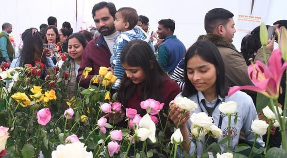 जनभवन में लगी प्रादेशिक फल, शाकभाजी एवं पुष्प प्रदर्शनी।