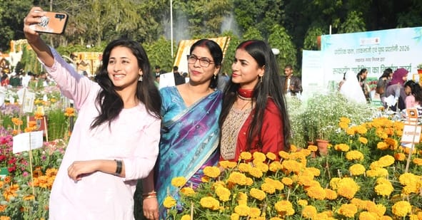 जनभवन में लगी प्रादेशिक फल, शाकभाजी एवं पुष्प प्रदर्शनी।