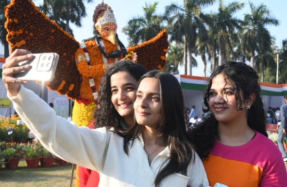 जनभवन में लगी प्रादेशिक फल, शाकभाजी एवं पुष्प प्रदर्शनी।