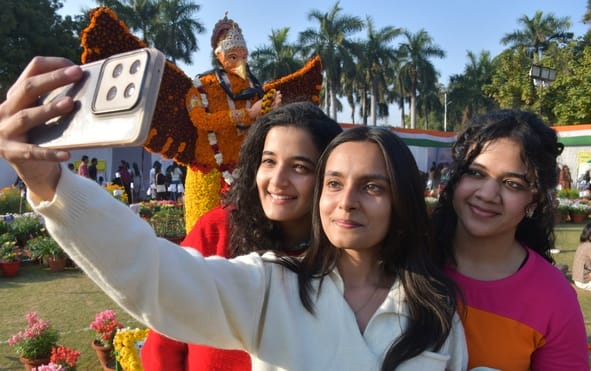 जनभवन में लगी प्रादेशिक फल, शाकभाजी एवं पुष्प प्रदर्शनी।