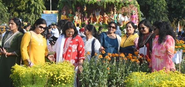 जनभवन में लगी प्रादेशिक फल, शाकभाजी एवं पुष्प प्रदर्शनी।
