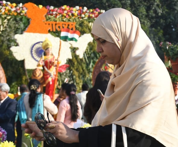 जनभवन में लगी प्रादेशिक फल, शाकभाजी एवं पुष्प प्रदर्शनी।