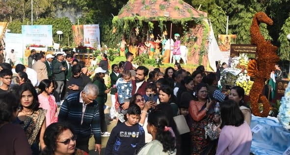 जनभवन में लगी प्रादेशिक फल, शाकभाजी एवं पुष्प प्रदर्शनी।