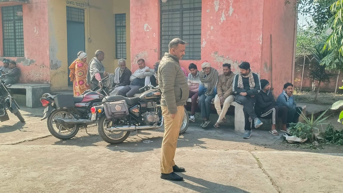 जानसठ के गांव भलवा में डोली का शव पहुंचने के बाद रोहित के घर के बाहर खड़ी पुलिस व ग्रामीण। संवा जानसठ के गांव भलवा में डोली का शव पहुंचने के बाद रोहित के घर के बाहर खड़ी पुलिस व ग्रामीण। संवा