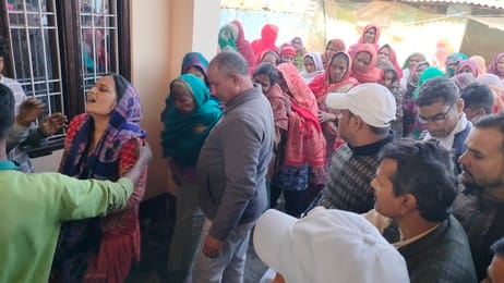 जानसठ के गांव भलवा में डोली का शव पहुंचने के बाद रोहित के घर के बाहर खड़ी पुलिस व ग्रामीण। संवा जानसठ के गांव भलवा में डोली का शव पहुंचने के बाद रोहित के घर के बाहर खड़ी पुलिस व ग्रामीण। संवा