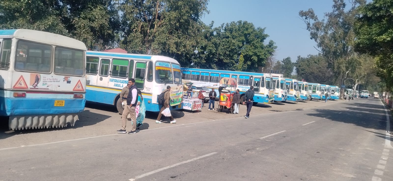 कुरुक्षेत्र। बसों का इंतजार करते यात्री। संवाद कुरुक्षेत्र। बसों का इंतजार करते यात्री। संवाद