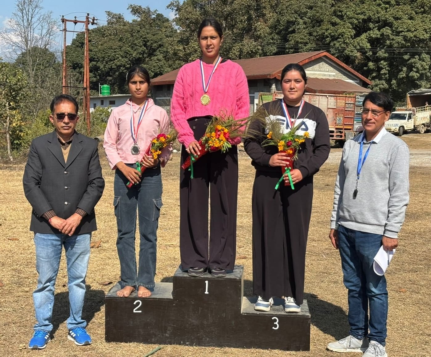 लडभड़ोल में खेलकूद प्रतियोगिता में गोला फेंकते हुए छात्रा। स्रोत संस्थान