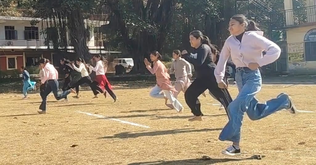 लडभड़ोल में खेलकूद प्रतियोगिता में गोला फेंकते हुए छात्रा। स्रोत संस्थान