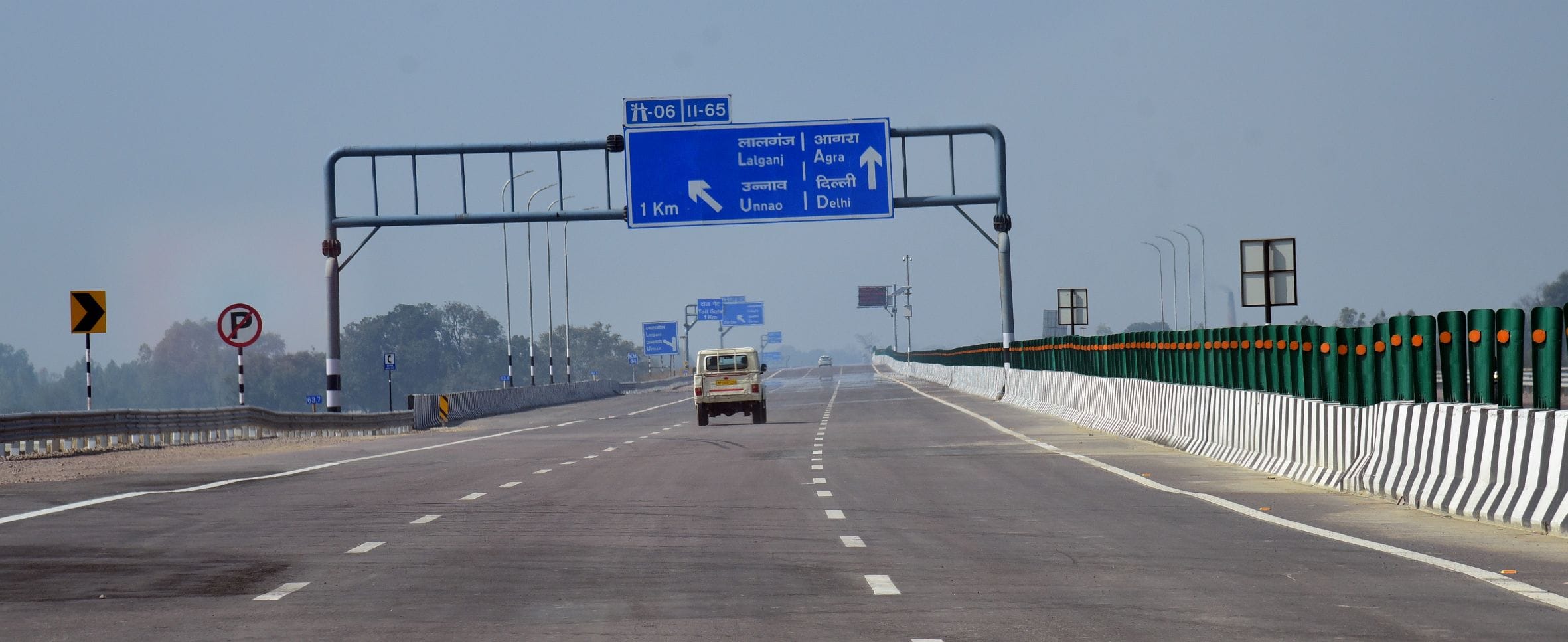 लखनऊ-कानपुर एक्सप्रेसवे वाहनों के रफ्तार भरने के लिए तैयार है। 