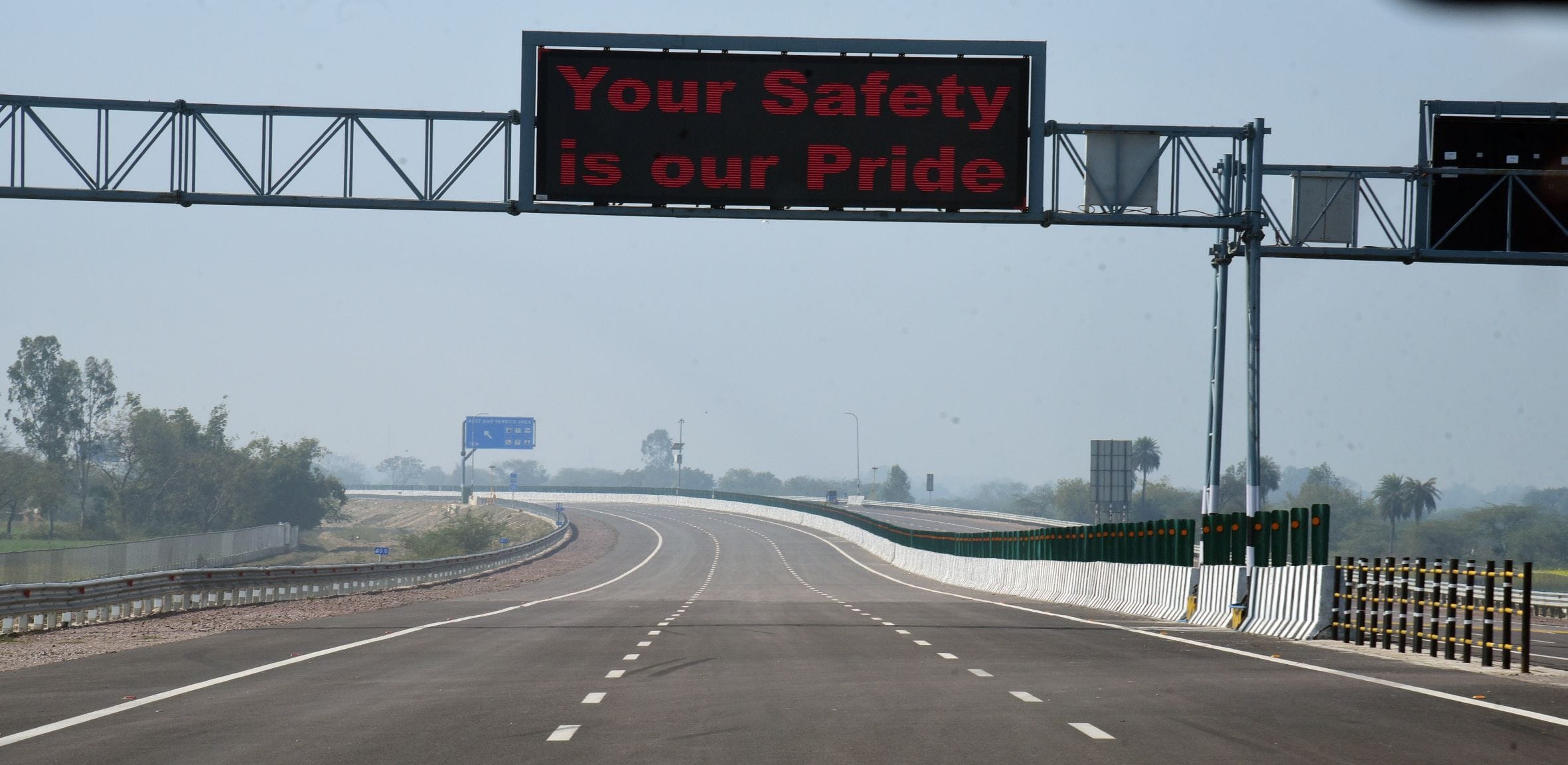 लखनऊ-कानपुर एक्सप्रेसवे वाहनों के रफ्तार भरने के लिए तैयार है। 