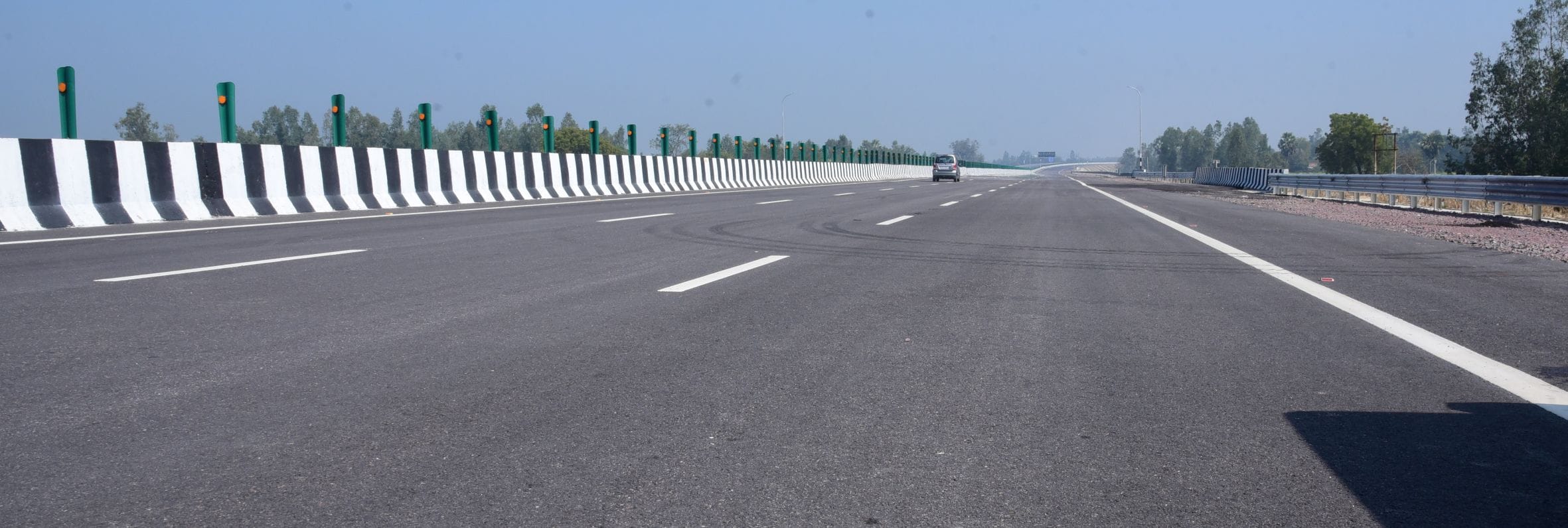 लखनऊ-कानपुर एक्सप्रेसवे वाहनों के रफ्तार भरने के लिए तैयार है। 