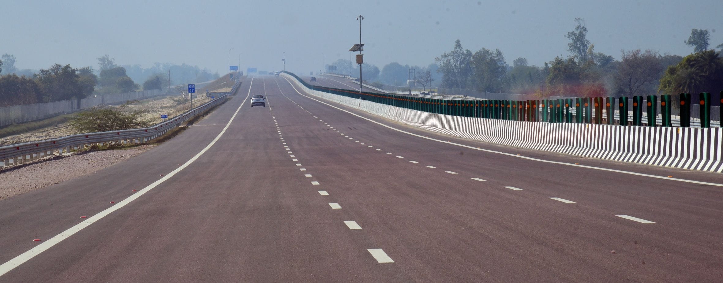लखनऊ-कानपुर एक्सप्रेसवे वाहनों के रफ्तार भरने के लिए तैयार है। 