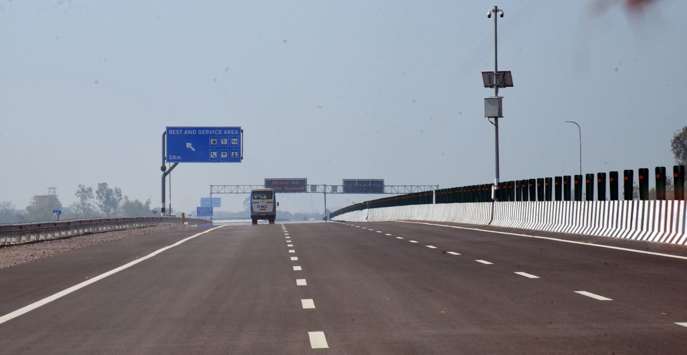 लखनऊ-कानपुर एक्सप्रेसवे वाहनों के रफ्तार भरने के लिए तैयार है। 