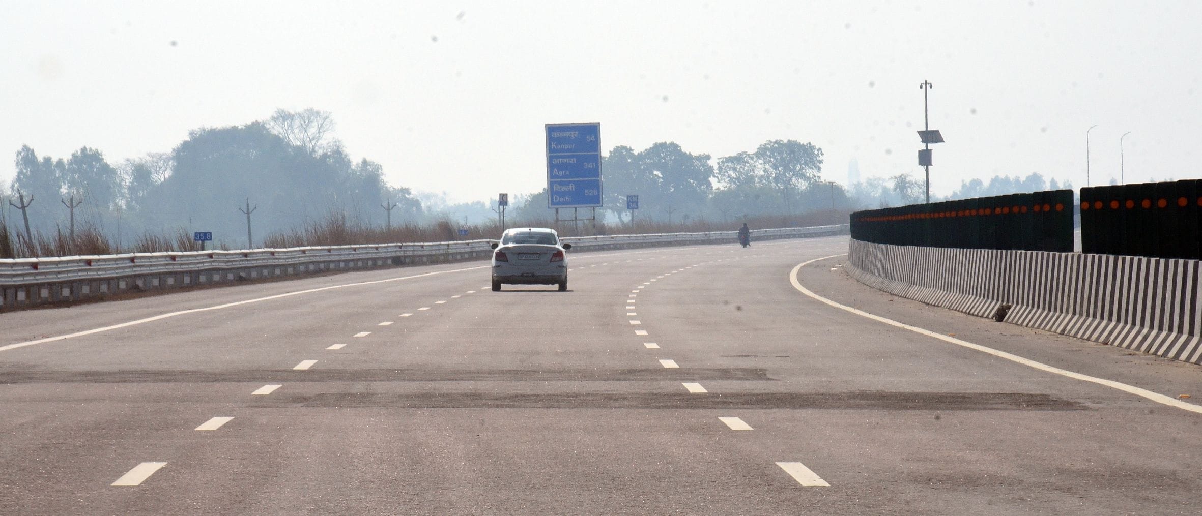 लखनऊ-कानपुर एक्सप्रेसवे वाहनों के रफ्तार भरने के लिए तैयार है। 