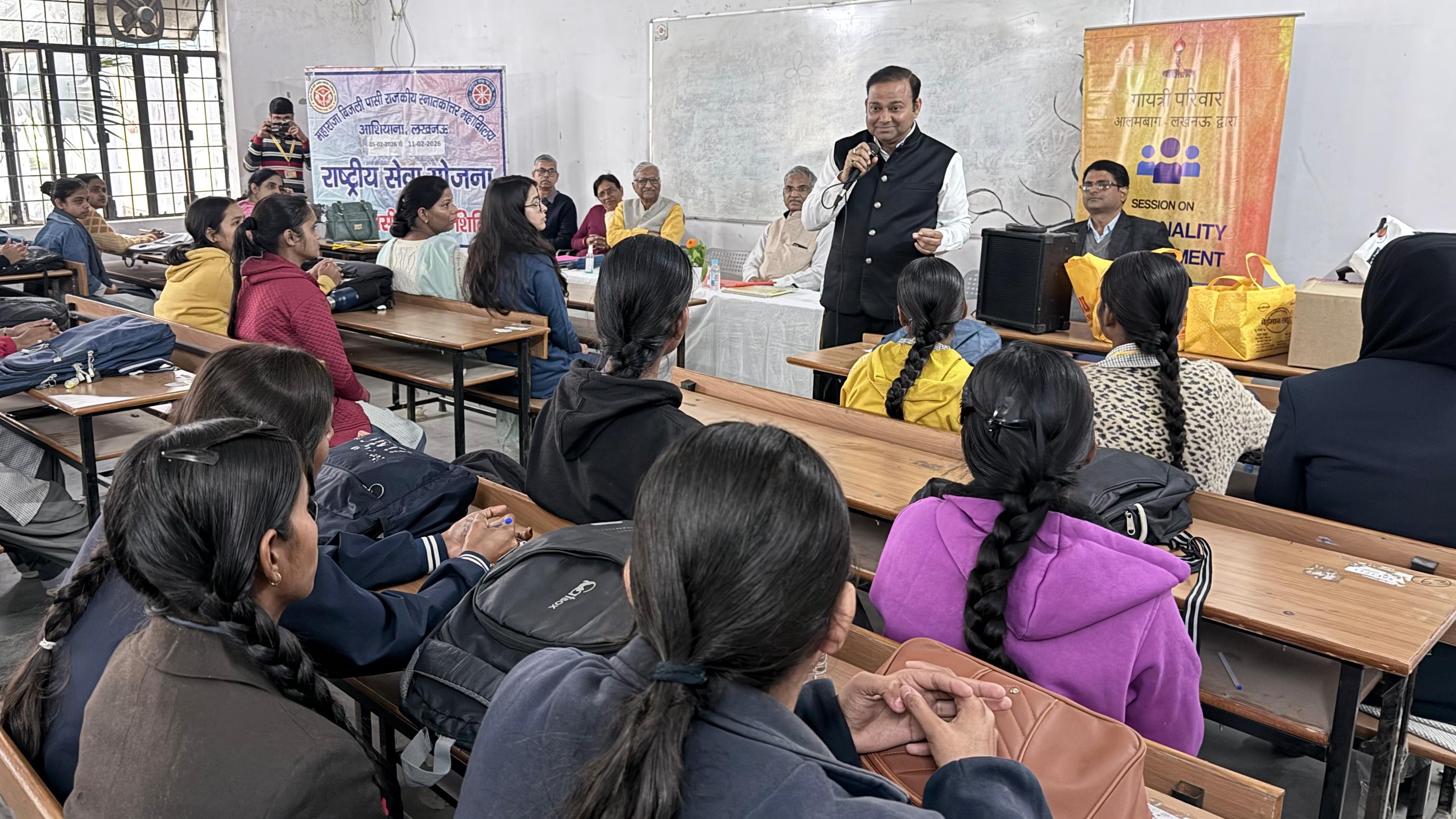 महाविद्यालय में गायत्री परिवार की ओर से शिविर का आयोजन हुआ।