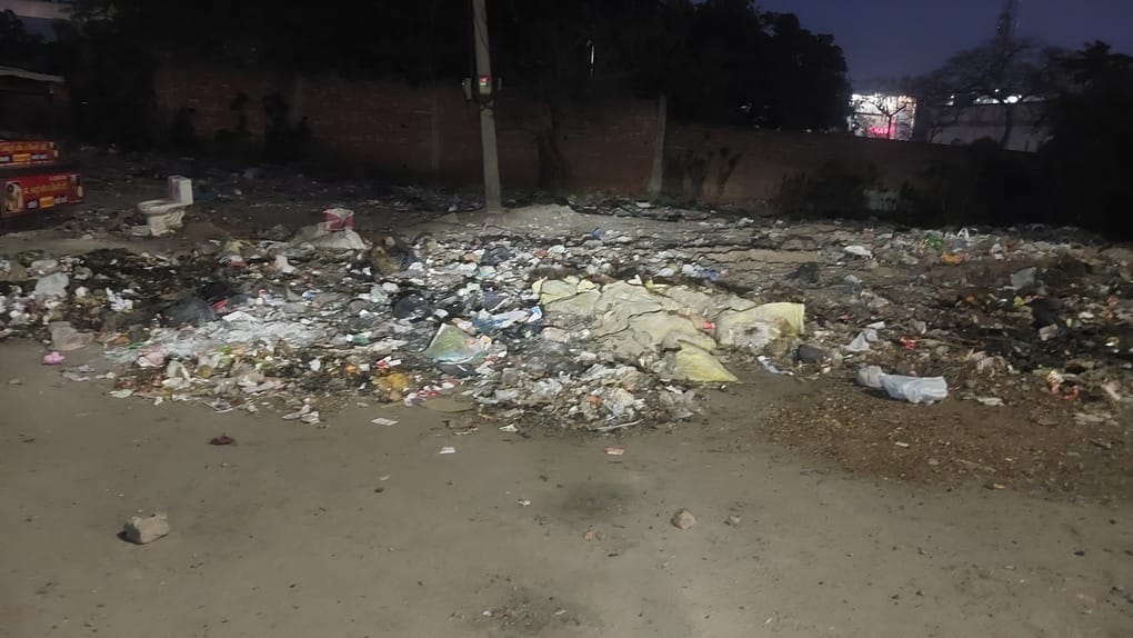 नेहरू पैलेस में कूड़े से भरे डस्टबीन संवाद नेहरू पैलेस में कूड़े से भरे डस्टबीन संवाद