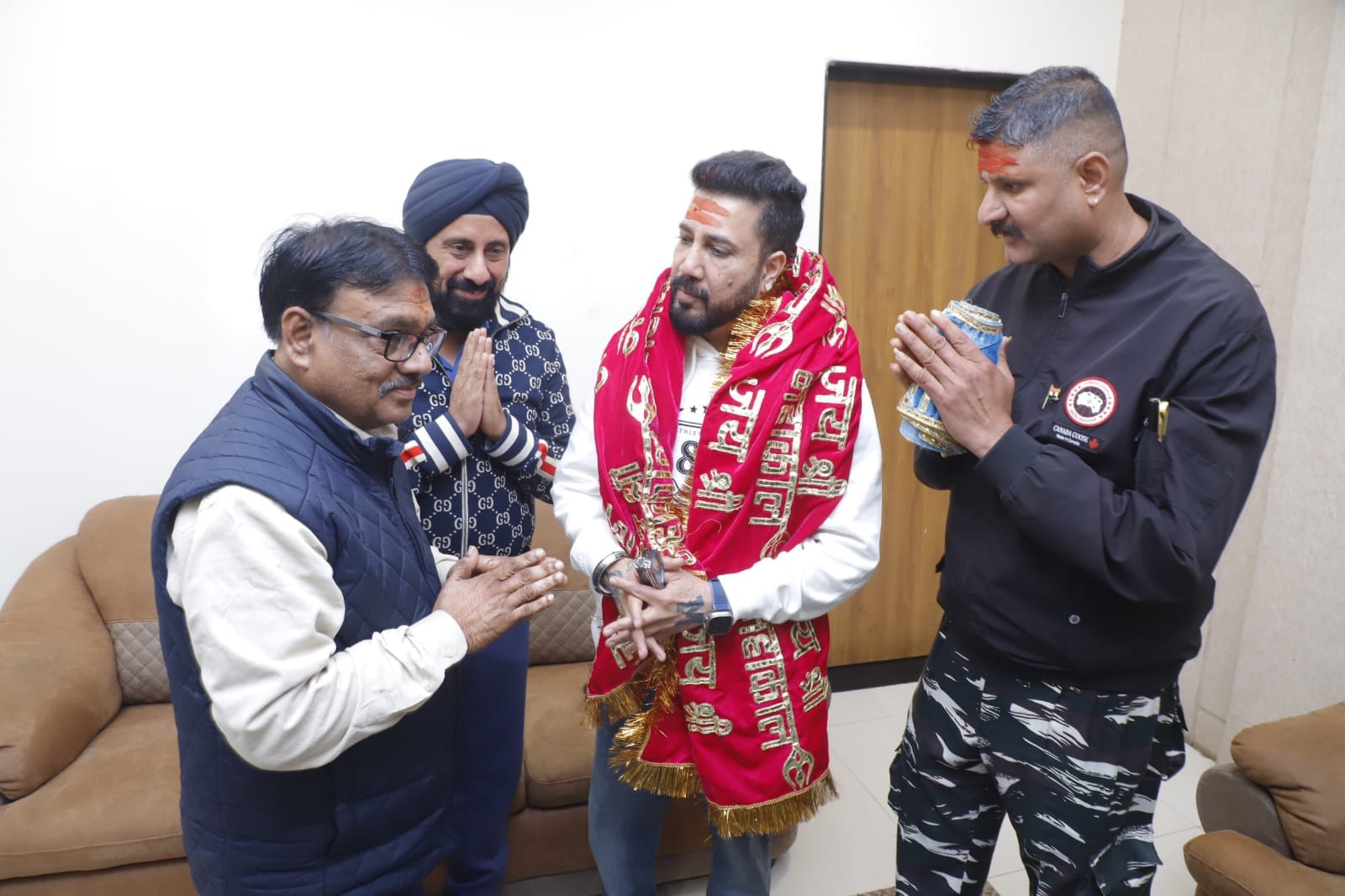 भस्म आरती में शामिल हुए मीका सिंह