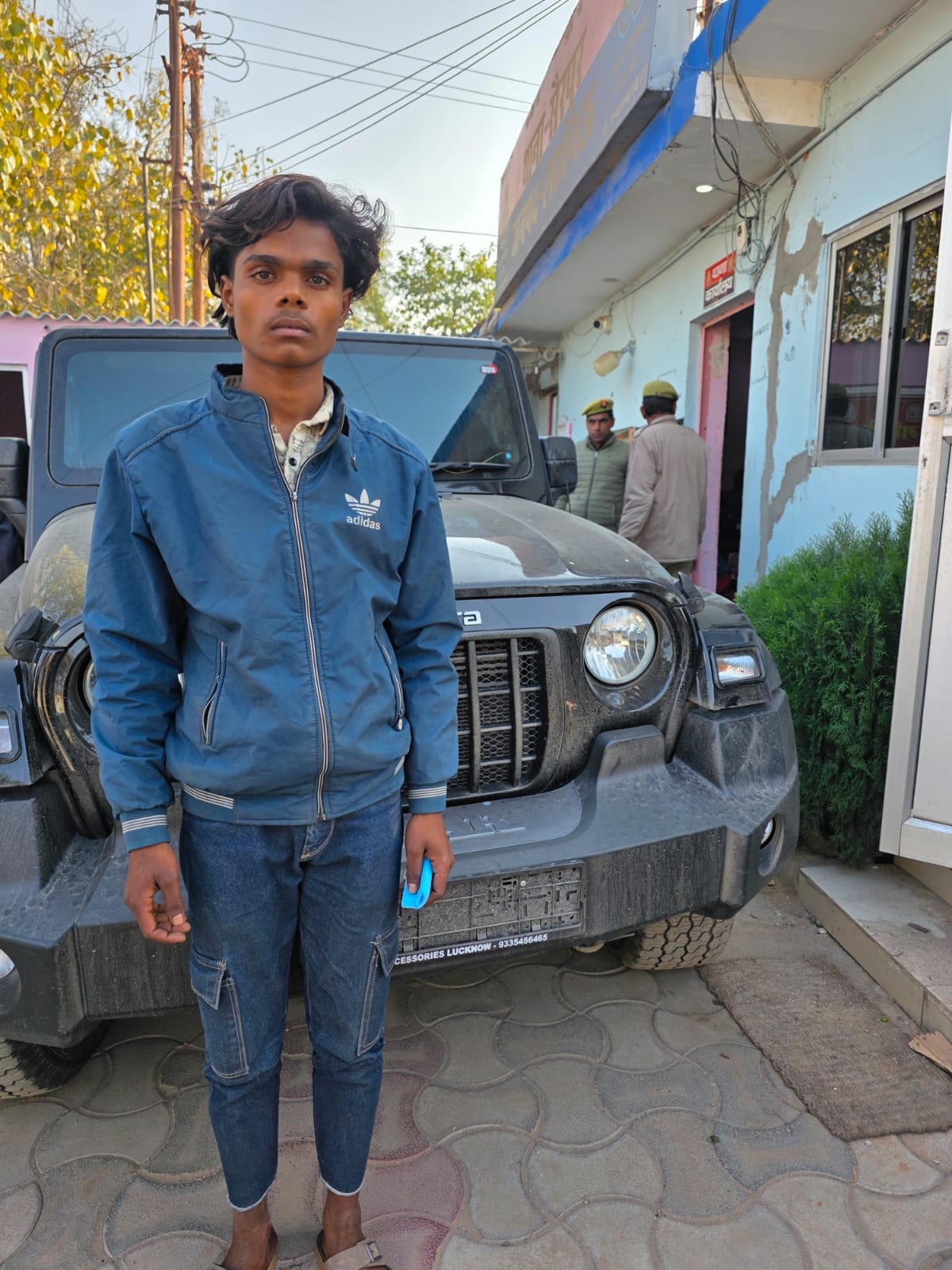 पुलिस की गिरफ्त में आरोपी। 
