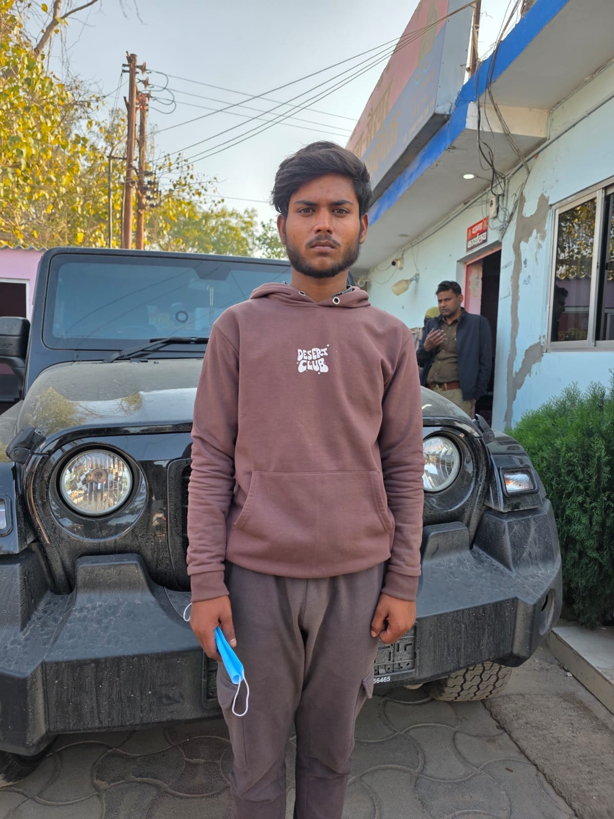 पुलिस की गिरफ्त में आरोपी। 