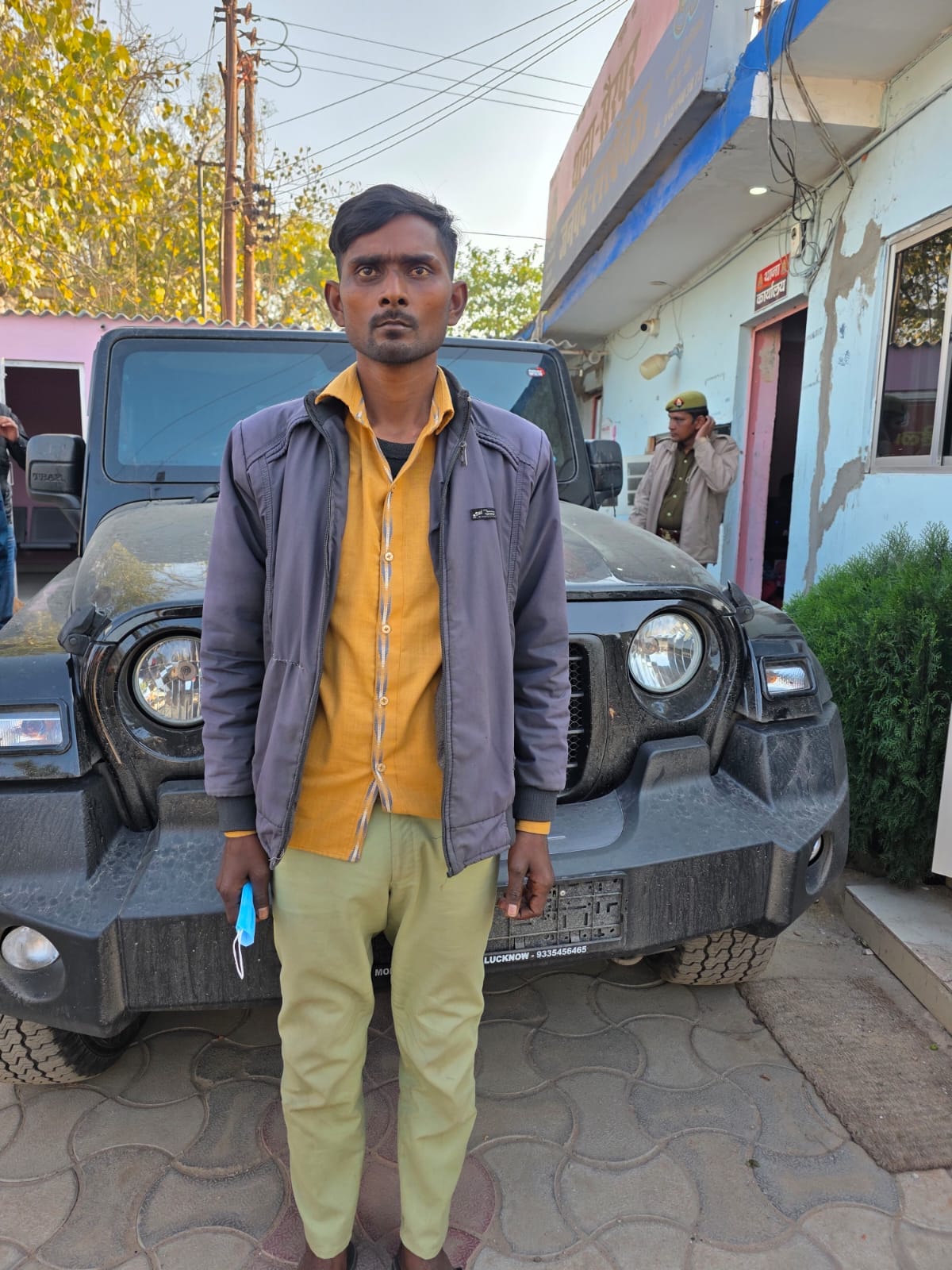 पुलिस की गिरफ्त में आरोपी। 