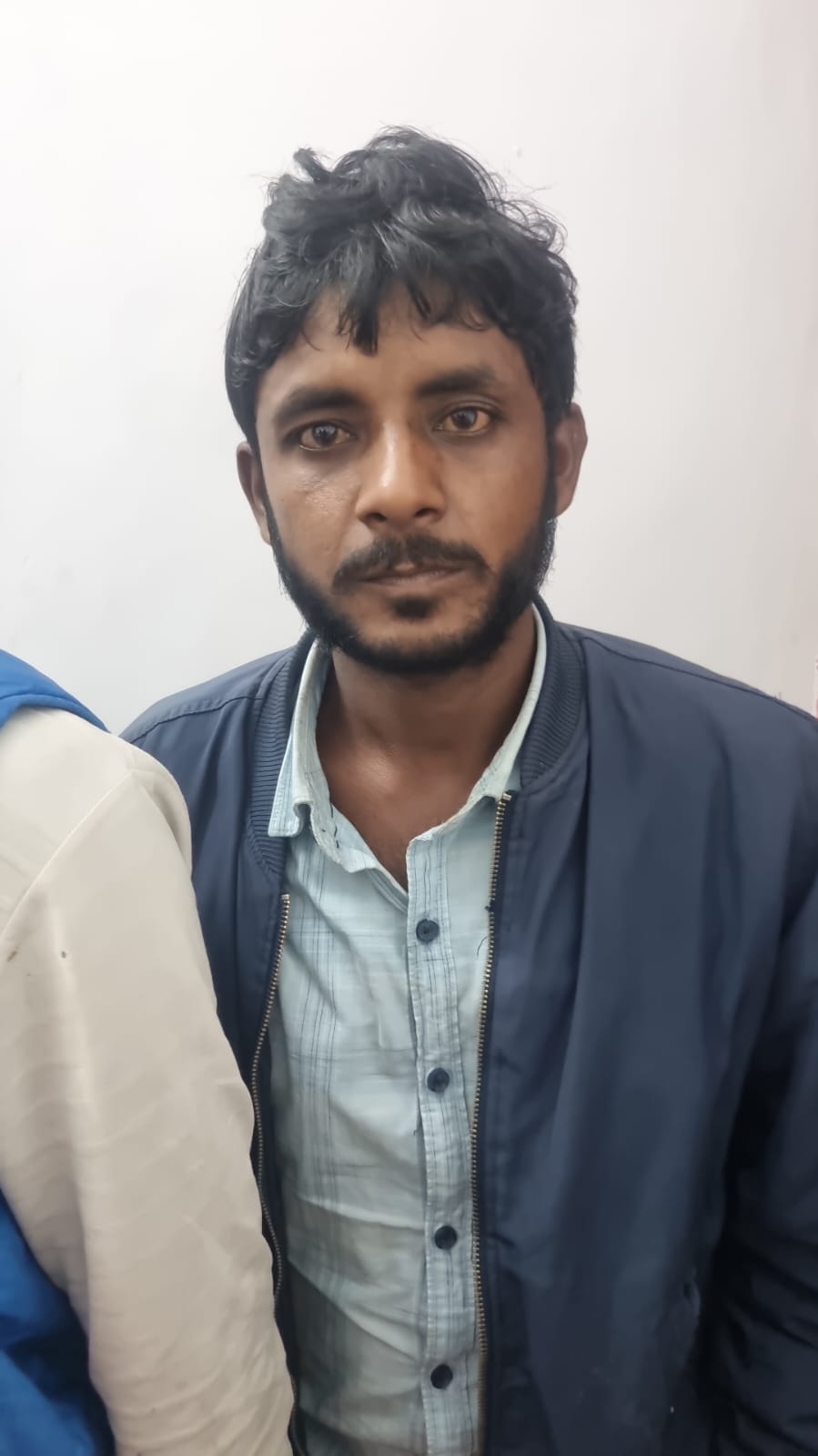 पुलिस की गिरफ्त में आरोपी। 