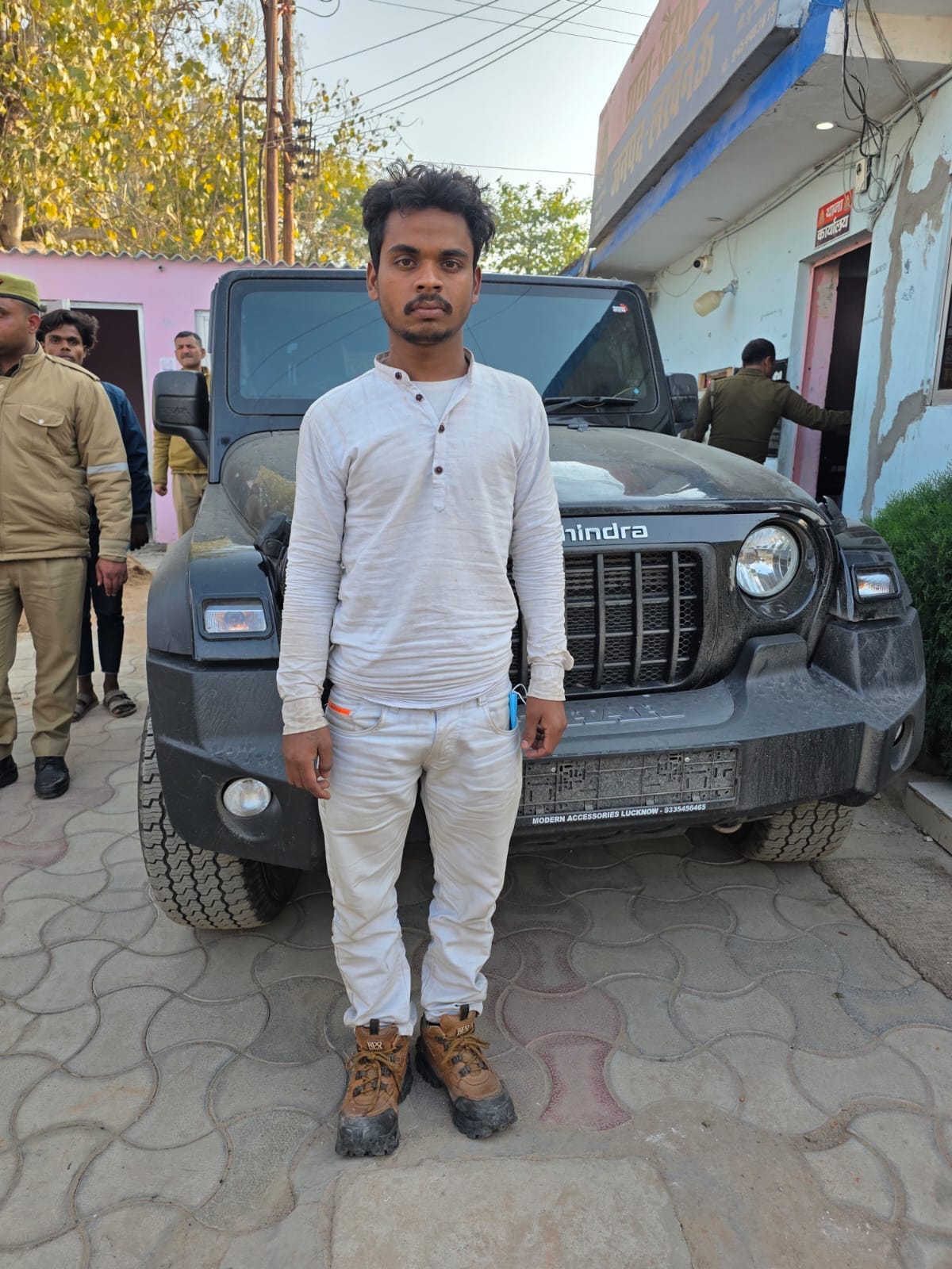पुलिस की गिरफ्त में आरोपी। 