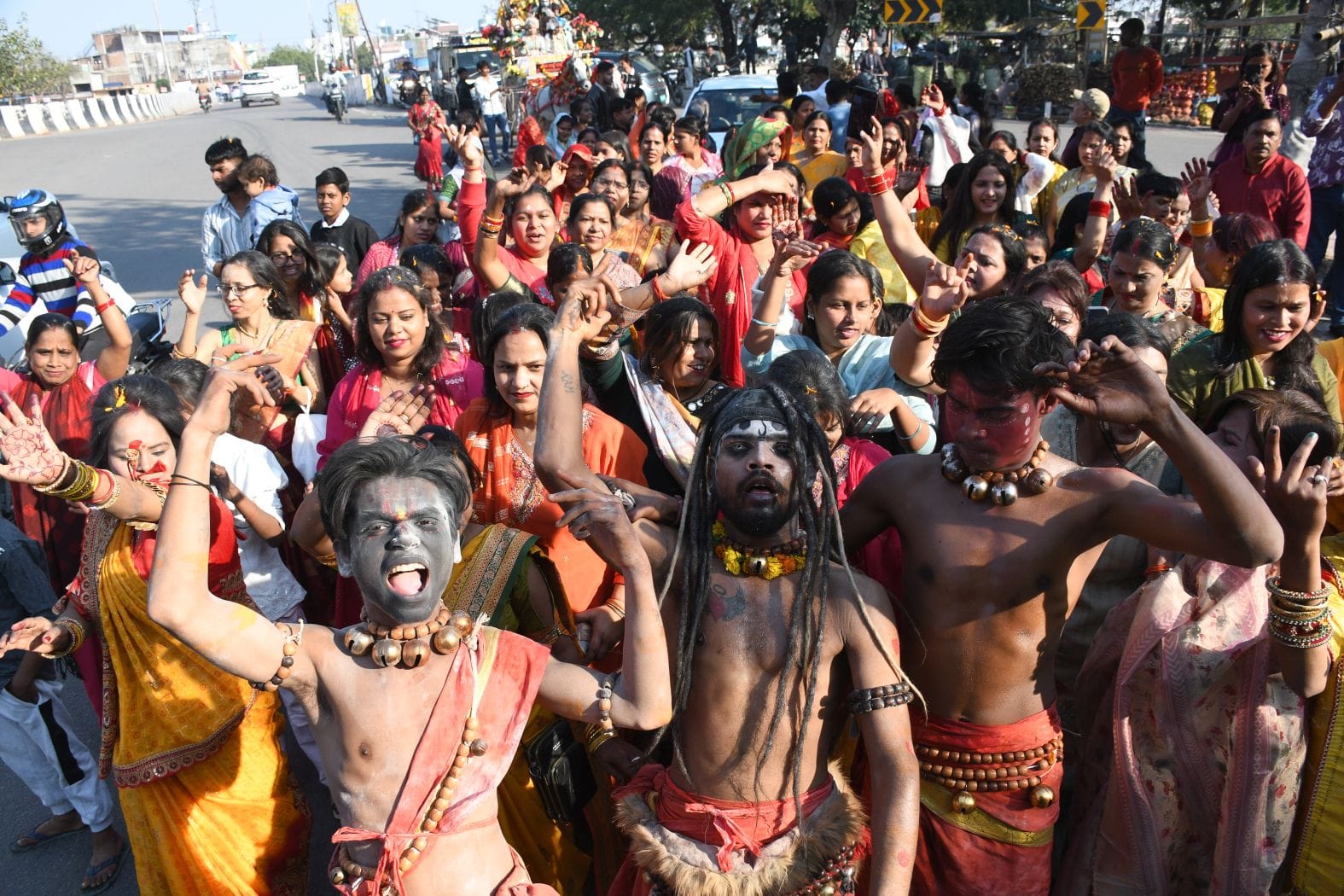 प्राण प्रतिष्ठा पर निकाली शोभा यात्रा