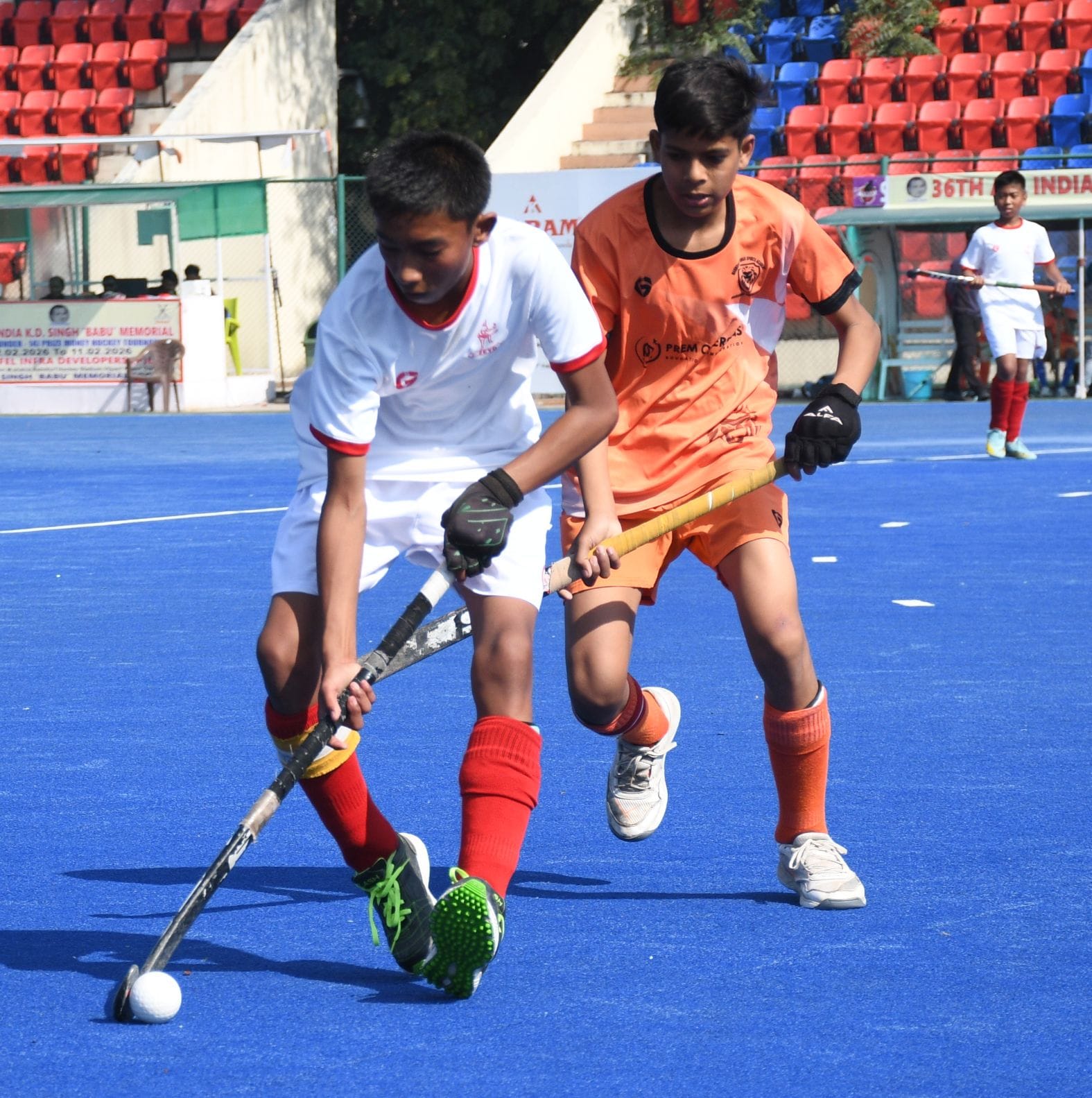 प्रतियोगिता में गेंद के लिए जूझते खिलाड़ी। प्रतियोगिता में गेंद के लिए जूझते खिलाड़ी।