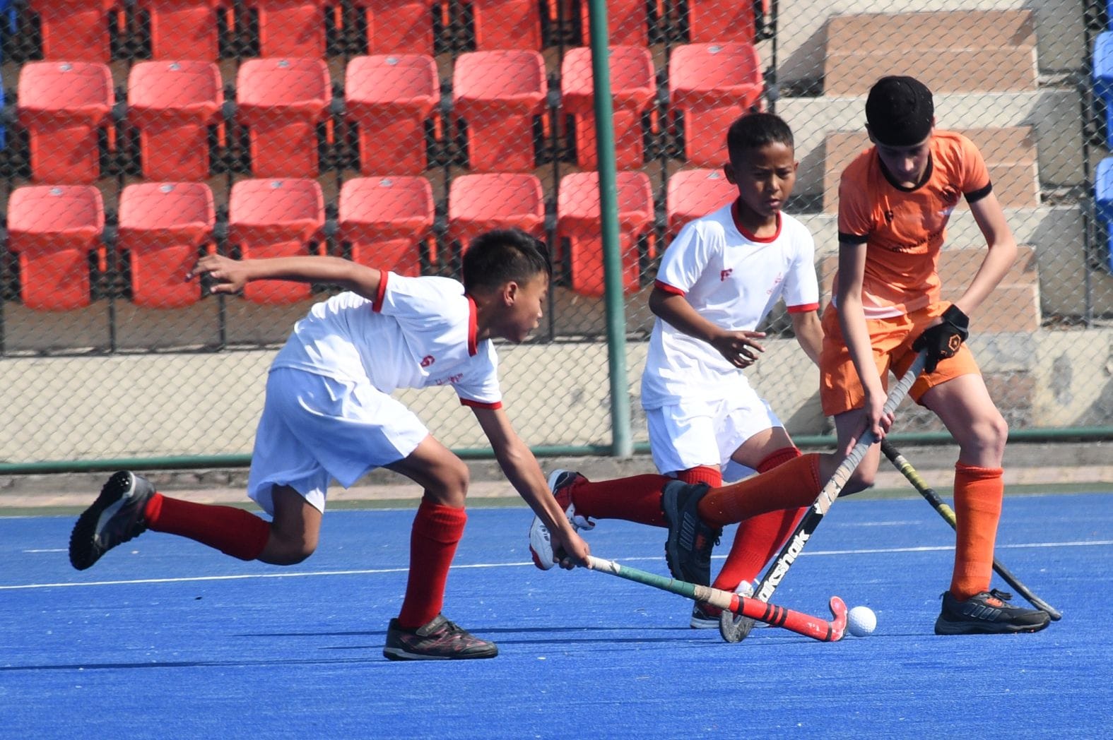 प्रतियोगिता में गेंद के लिए जूझते खिलाड़ी। प्रतियोगिता में गेंद के लिए जूझते खिलाड़ी।