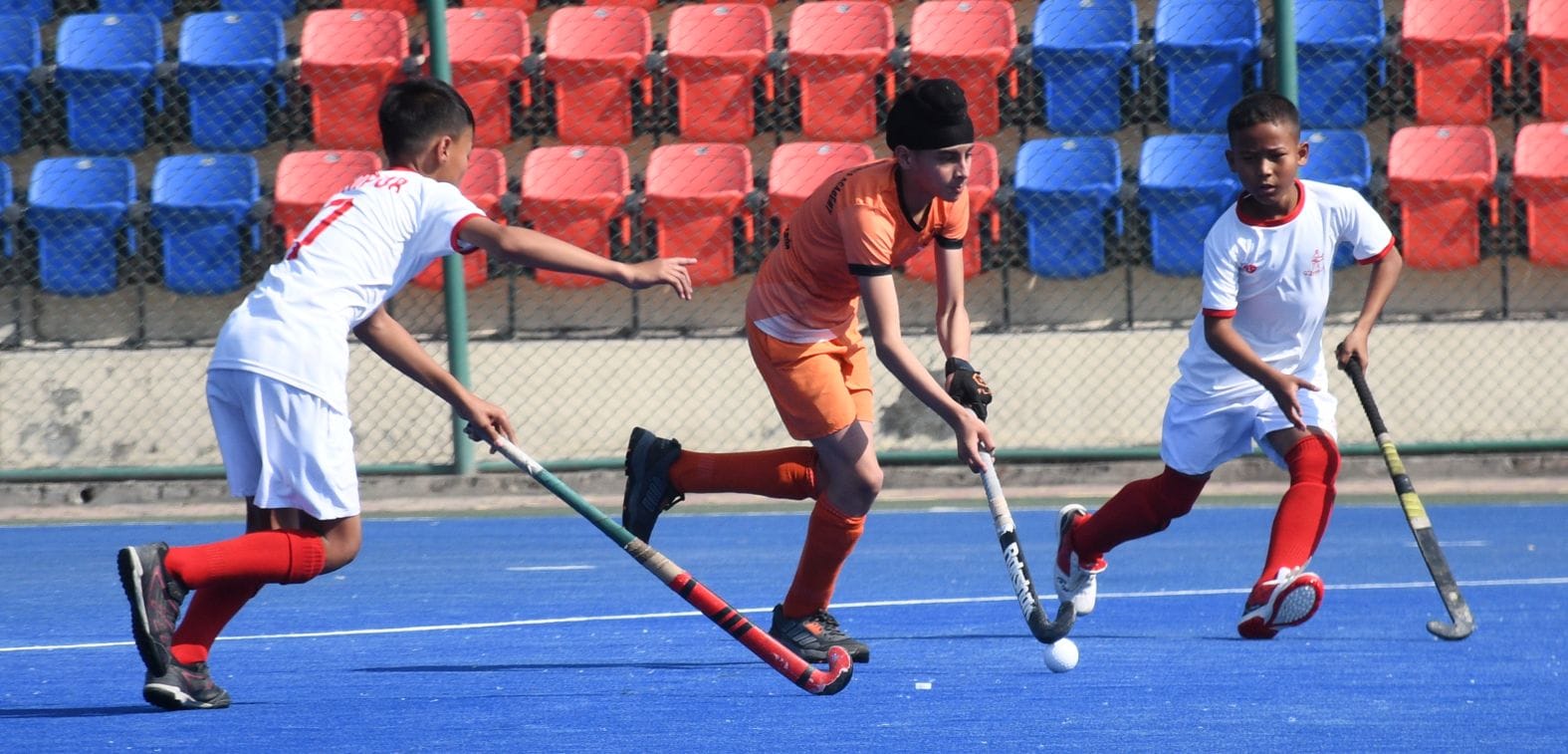 प्रतियोगिता में गेंद के लिए जूझते खिलाड़ी। प्रतियोगिता में गेंद के लिए जूझते खिलाड़ी।