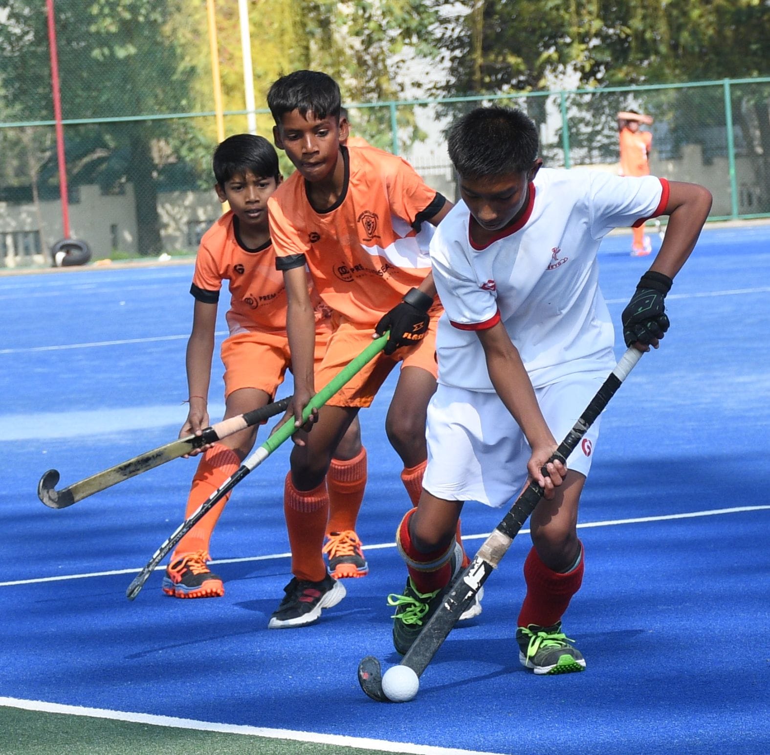 प्रतियोगिता में गेंद के लिए जूझते खिलाड़ी। प्रतियोगिता में गेंद के लिए जूझते खिलाड़ी।