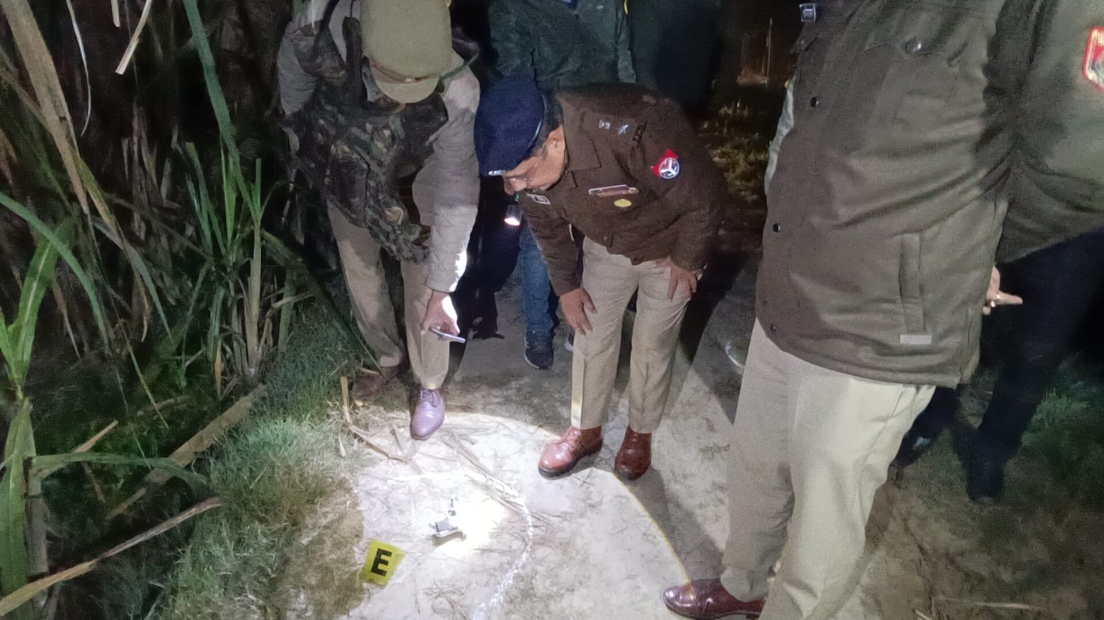 पोस्टमार्टम हाउस पर मृतक रिहान के  परिजनों  से जानकारी लेते पुलिसकर्मी । संवाद